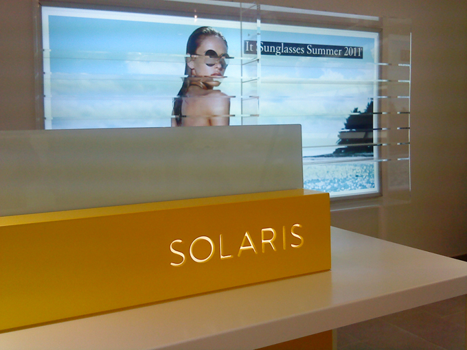 Étagère en plexiglas